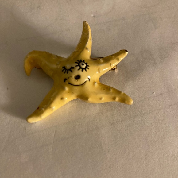 Yellow winking Starfish pin - Picture 5 of 5